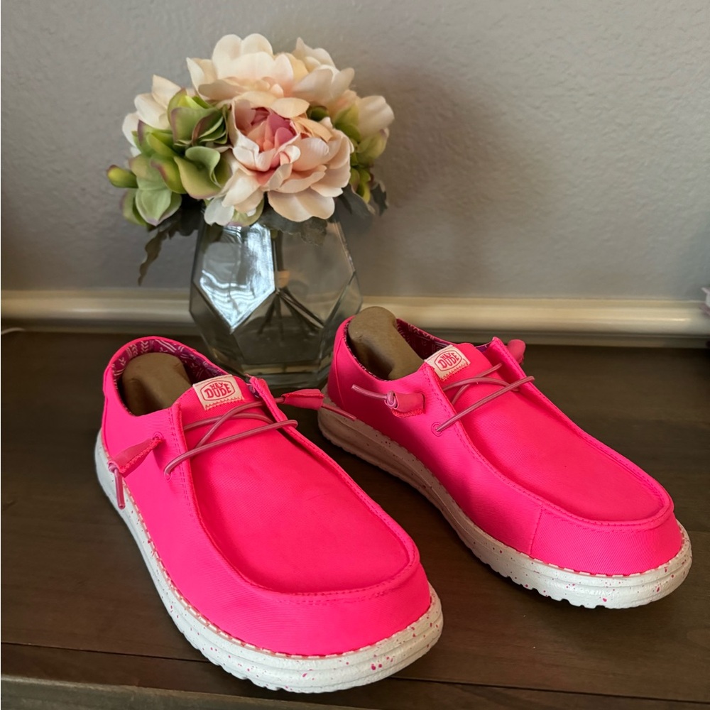 Wendy Canvas Neon Pink Hey Dude’s!